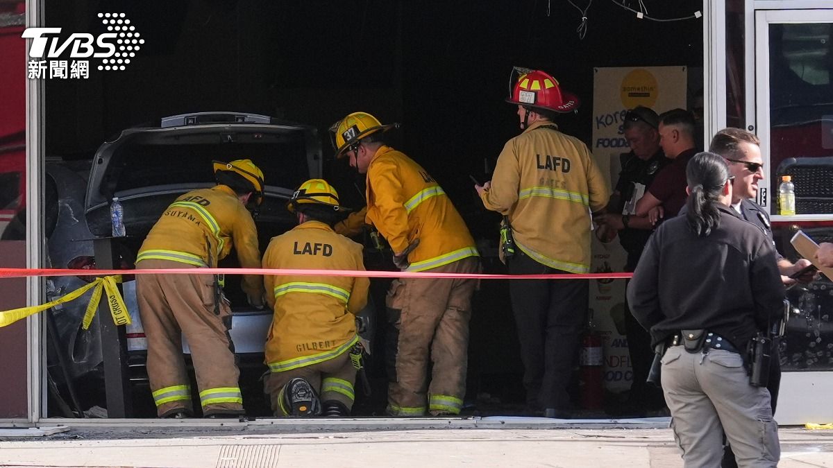 美國洛杉磯西木區5日汽車衝入超市釀3死，消防人員與第一線救援人員聚集現場。（圖／達志影像美聯社）