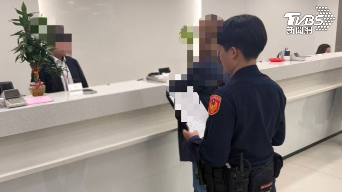 經過警耐心勸導,婦人將提領的「250萬現金」全部存回。(圖/TVBS)