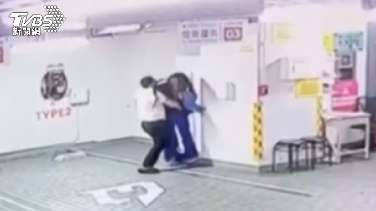 停車場內保全狂毆女駕駛，三度摔地腳踹，監視器曝光。（圖／TVBS）