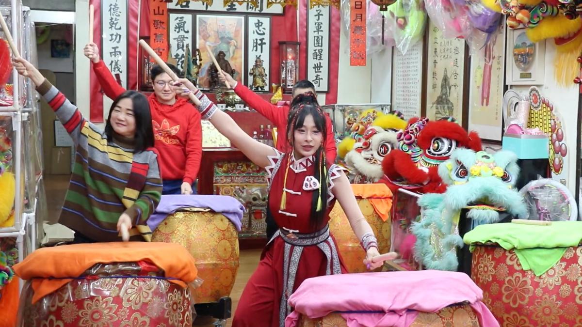 戰鼓老師方韻晴（中）親自示範戰鼓表演，氣勢驚人。（圖／洪孟楷辦公室提供）