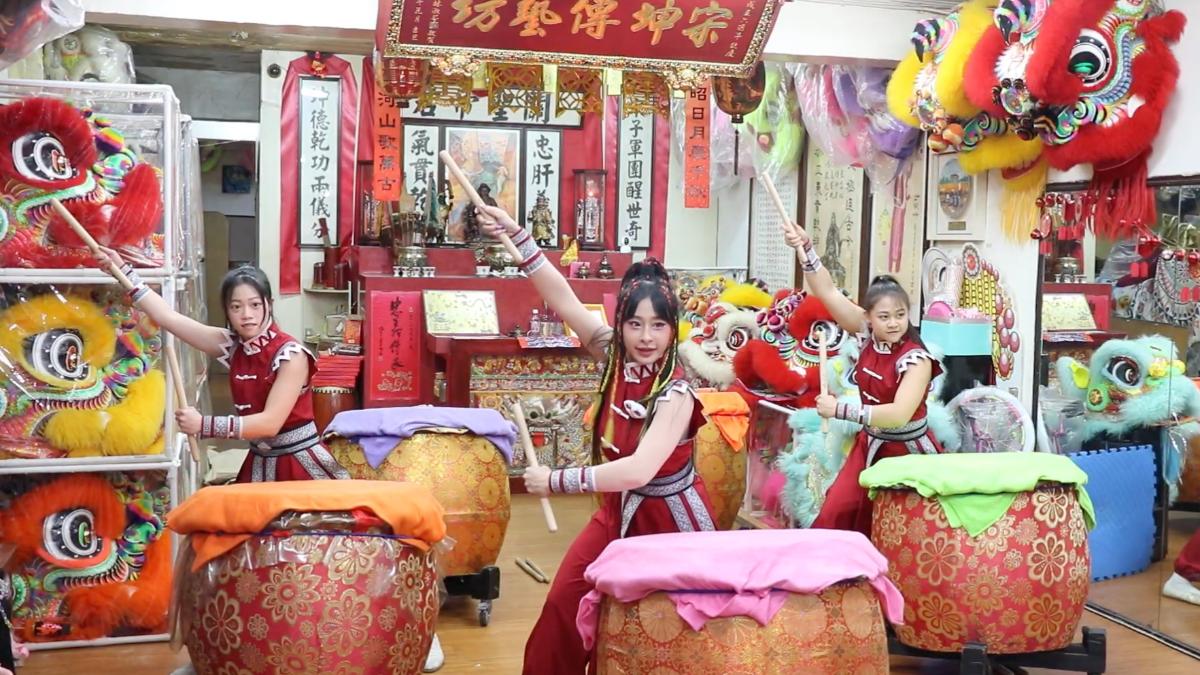 戰鼓老師方韻晴（中）親自示範戰鼓表演，氣勢驚人。（圖／洪孟楷辦公室提供）