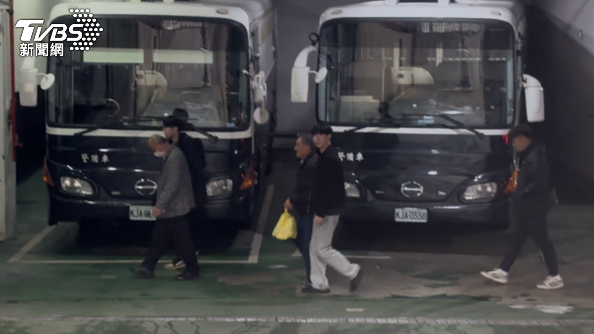 安城、木田、潔立安等3家公司負責人黃中進、豪萬環保公司負責人蔡耀成,被警方拘提到案。(圖/潘千詩攝)