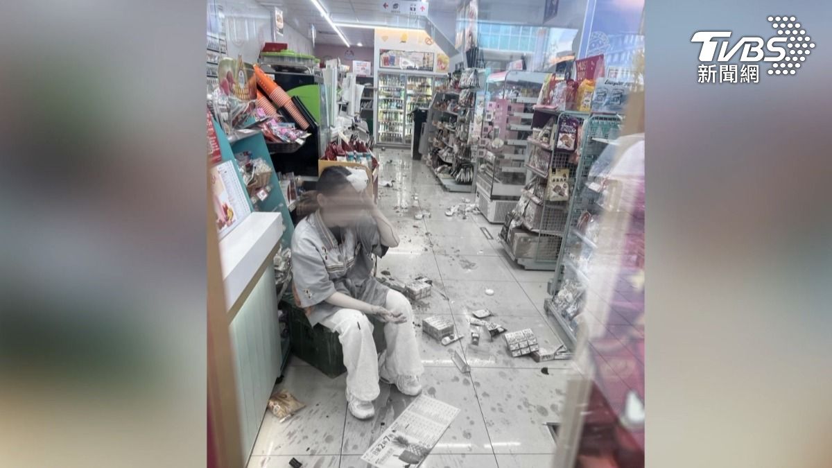 高雄火車站旁超商一名60歲李姓女子疑似酒後欲購買酒類遭店員拒絕，當場情緒失控並朝店員砸擲酒瓶，導致28歲潘姓女店員頭部受傷血流不止。（圖／TVBS）