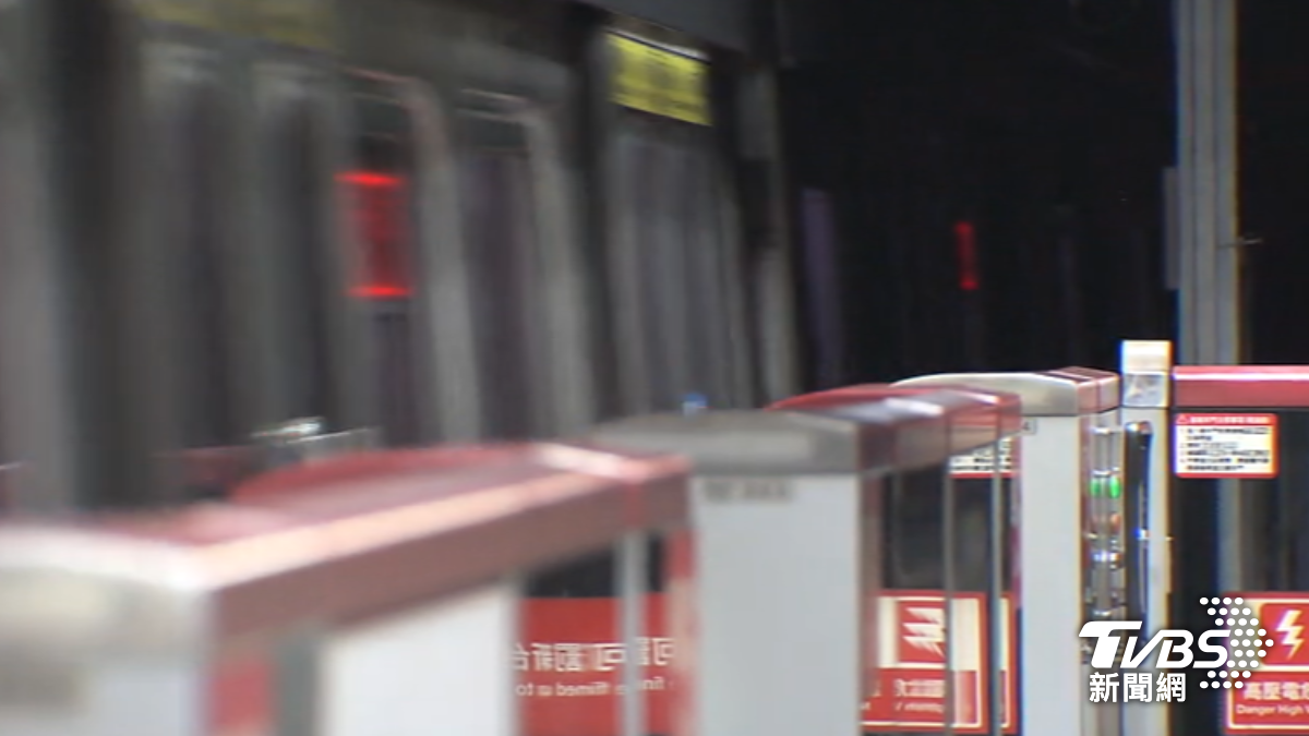 淡水信義線經過中山商圈、台北車站，尖峰時段幾乎擠滿人。（圖／TVBS）