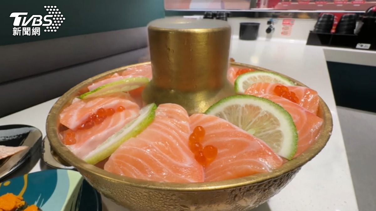 連鎖壽司品牌新推出鮭魚刺身冷火鍋。(圖/TVBS)