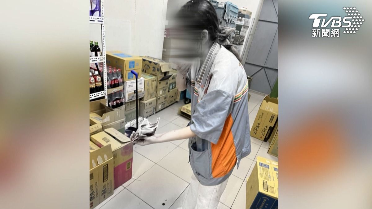 高雄市60歲李姓女子酒後持酒瓶攻擊女店員，造成店員頭部3公分撕裂傷，送醫縫合3針。（圖／TVBS）
