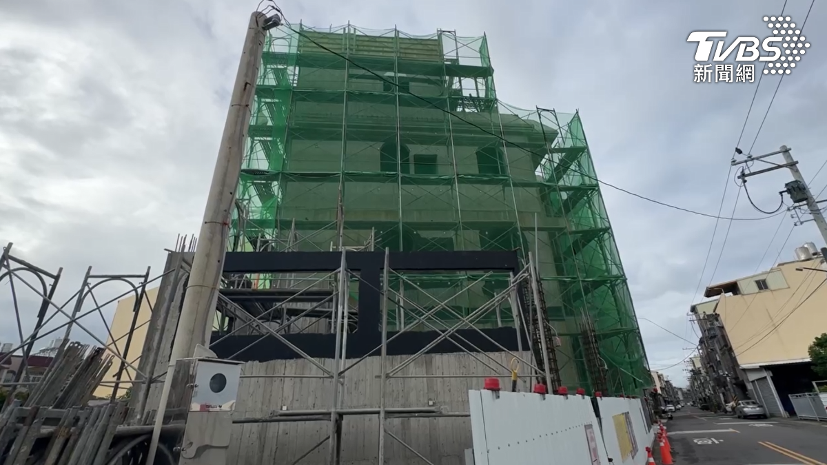 這棟看起來正常的新建樓，卻因工程行資金出問題而無法繼續建造，最後交由其他業者處理。（圖／TVBS）
