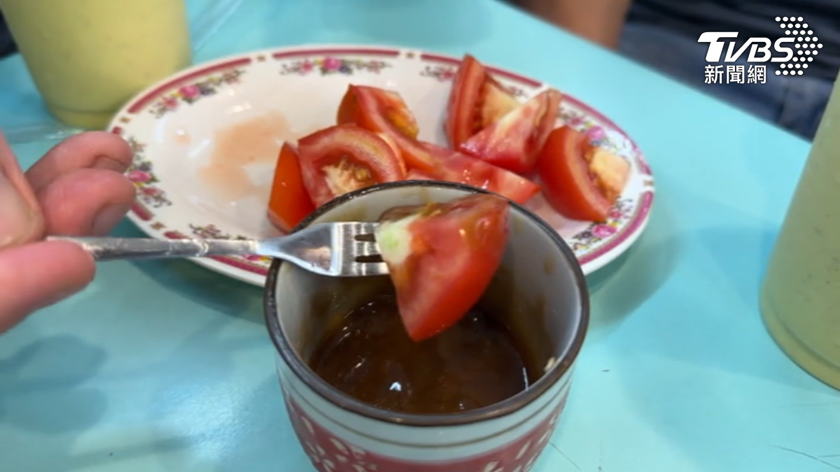 南部獨門吃法,番茄加醬油和薑。(圖/TVBS)