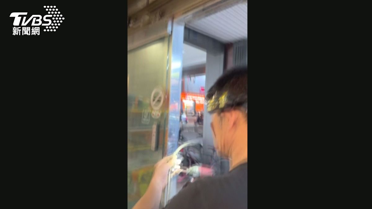 門壞了,師傅就這樣送上門,這樣的巧合讓他感覺就像中獎一樣。(圖/民眾提供)