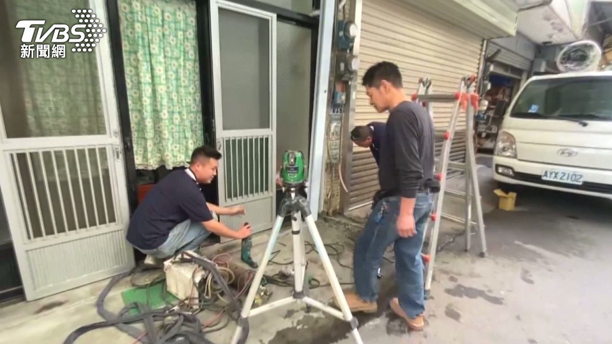 自動門業者表示,檢查後發現是自動門的皮帶壞掉,就順便幫忙更換,這趟意外多賺了一攤工作。(圖/TVBS)