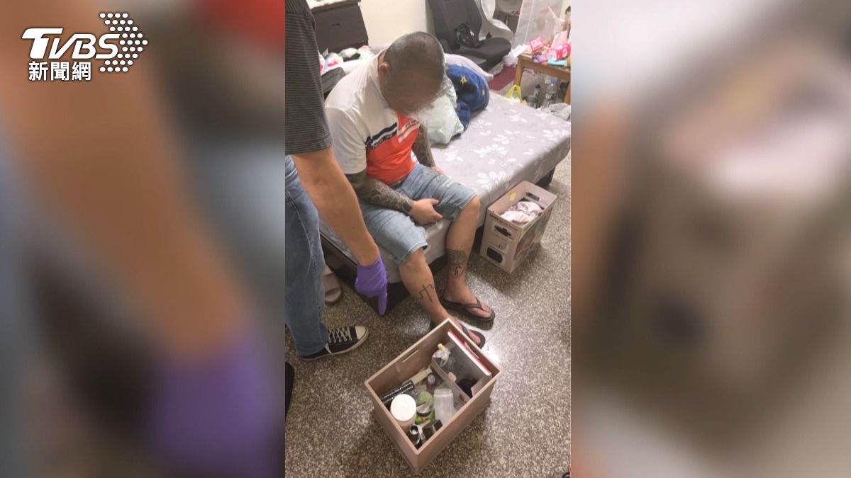 吳姓男子竟還在床上呼呼大睡,警方大聲喝令要求他配合,嫌犯在睡夢中驚醒落網。(圖/TVBS)