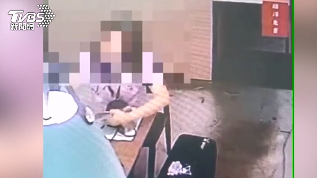業者透過監視器遠端監控發現異狀後緊急制止，但已有員工遭抽血。(圖／TVBS)