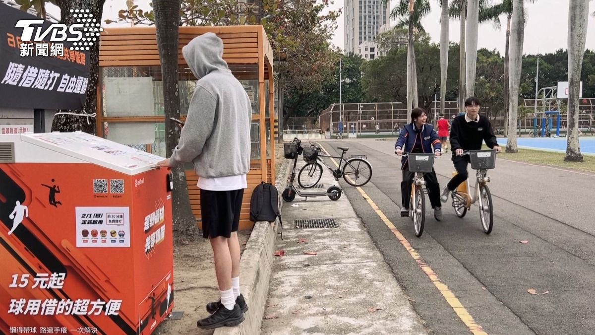 臨時想打球免煩惱!台中多校設「共享球箱」掃碼秒借還能換球。(圖/TVBS)