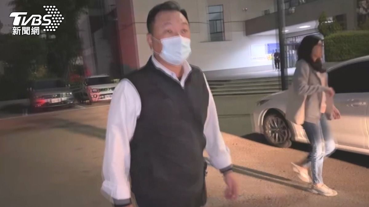 台中榮總2醫生涉無照廠商開刀 100萬交保「不發一語」遭停業1個月。(圖/TVBS)