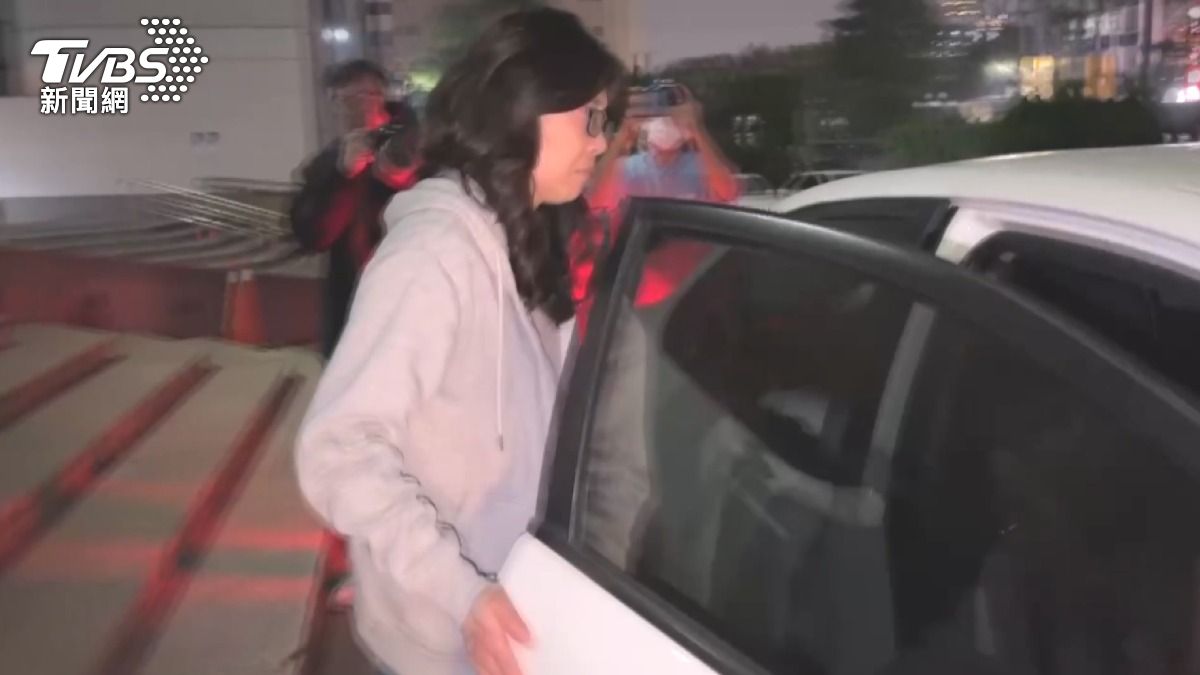 楊孟寅與鄭文郁走出法院時快步上車,全程不發一語。(圖/TVBS)
