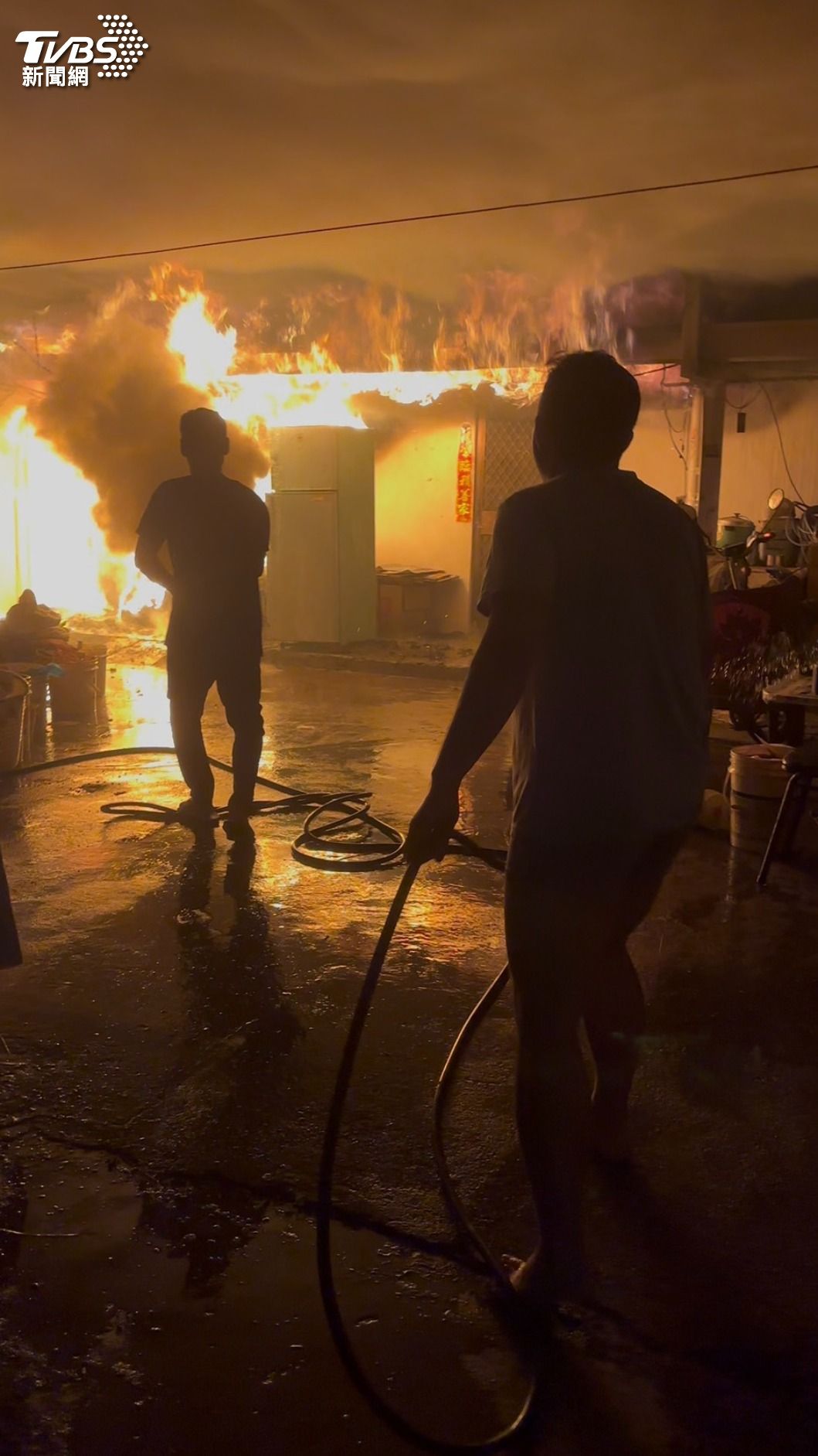 台東住家凌晨冒出火舌，3名住戶倉皇逃出屋外，1人不幸慘死成焦屍。（圖／TVBS）