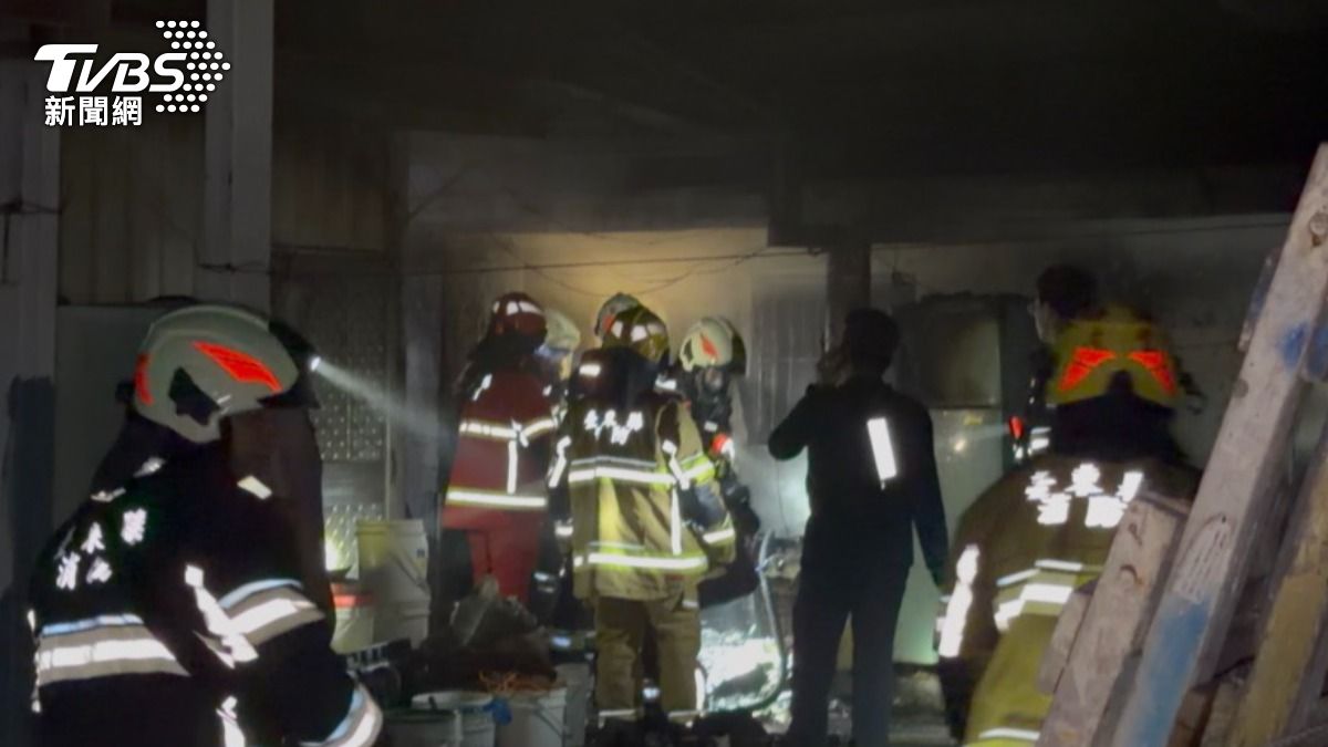 消防員在火勢控制後進屋搜救受困陳男，遺憾的是，他已明顯焦黑死亡。（圖／TVBS）