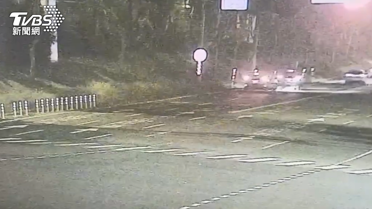 王姓男子撞擊後駛離現場，已違反道路交通管理處罰條例第62條第3項及第4項規定，將處3000元以上9000元以下罰鍰，並吊銷駕駛執照且不得再考領。（圖／TVBS）