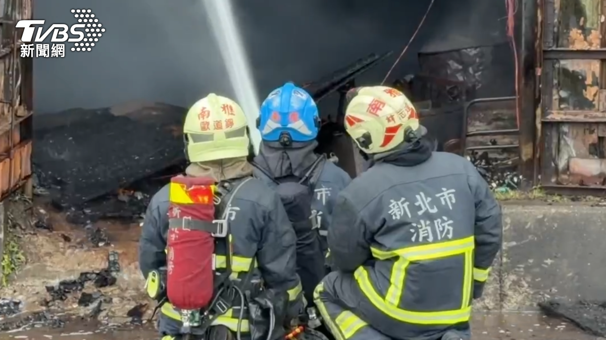 板橋區環漢路四段1層鐵皮建物發生火警。(圖/TVBS)
