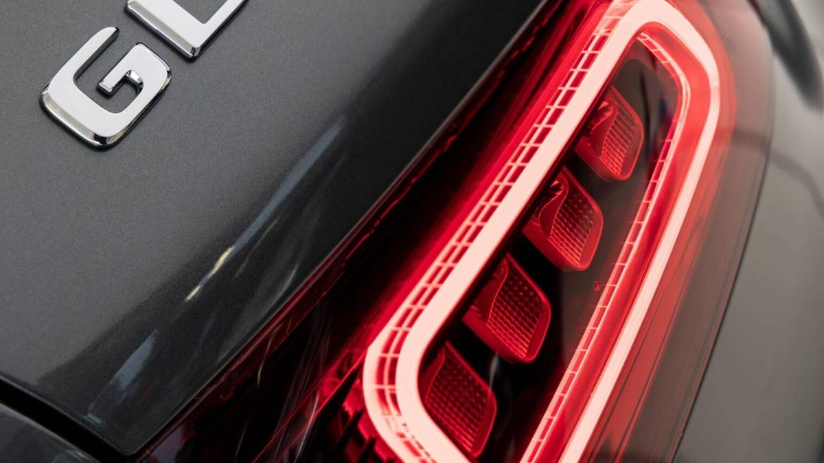 Mercedes-Benz以低科技解法重新思考尾門尾燈結構,但不代表未來將採用於市售車款當中。(圖/Mercedes-Benz提供)
