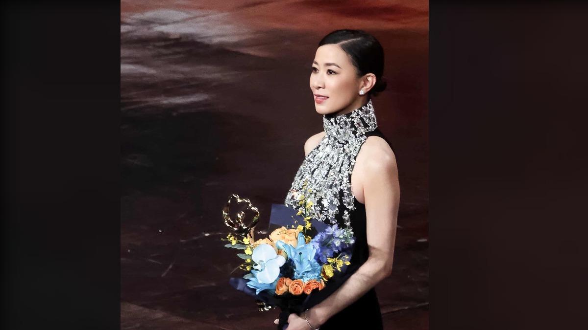 佘詩曼頒獎前「突然跌倒」!驚險一刻曝光 網讚:連摔跤都優雅