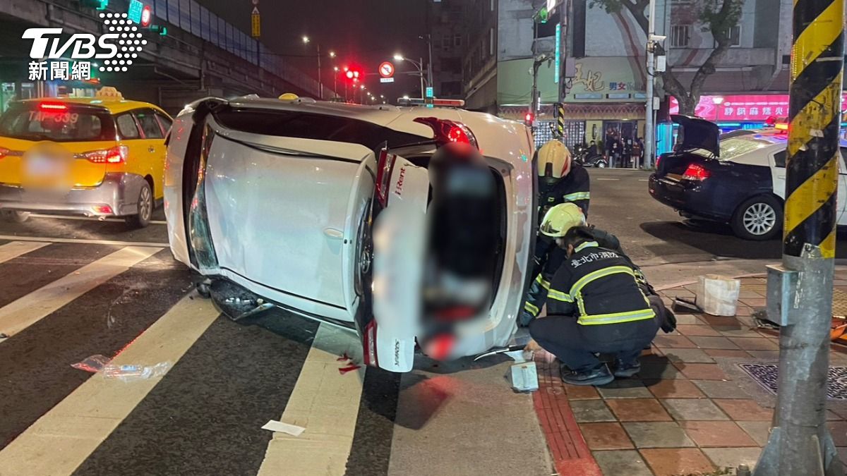 中山區轎車深夜「衝撞分隔島」翻車　路人嚇壞