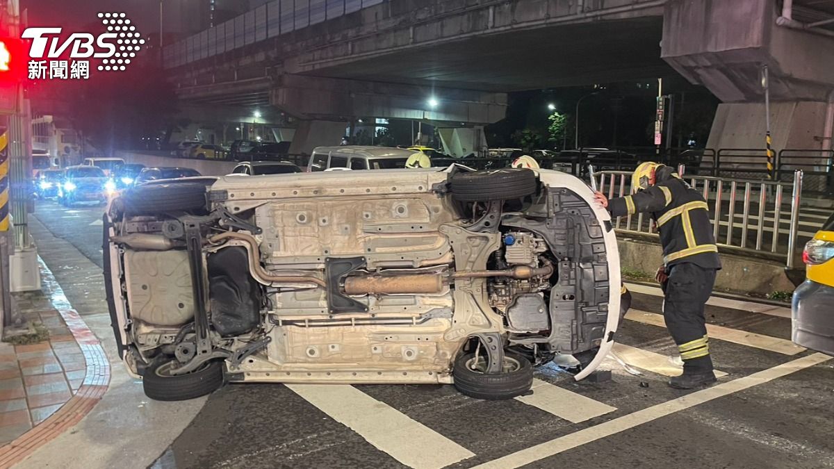 車輛翻覆造成後方車流回堵。(圖/TVBS)