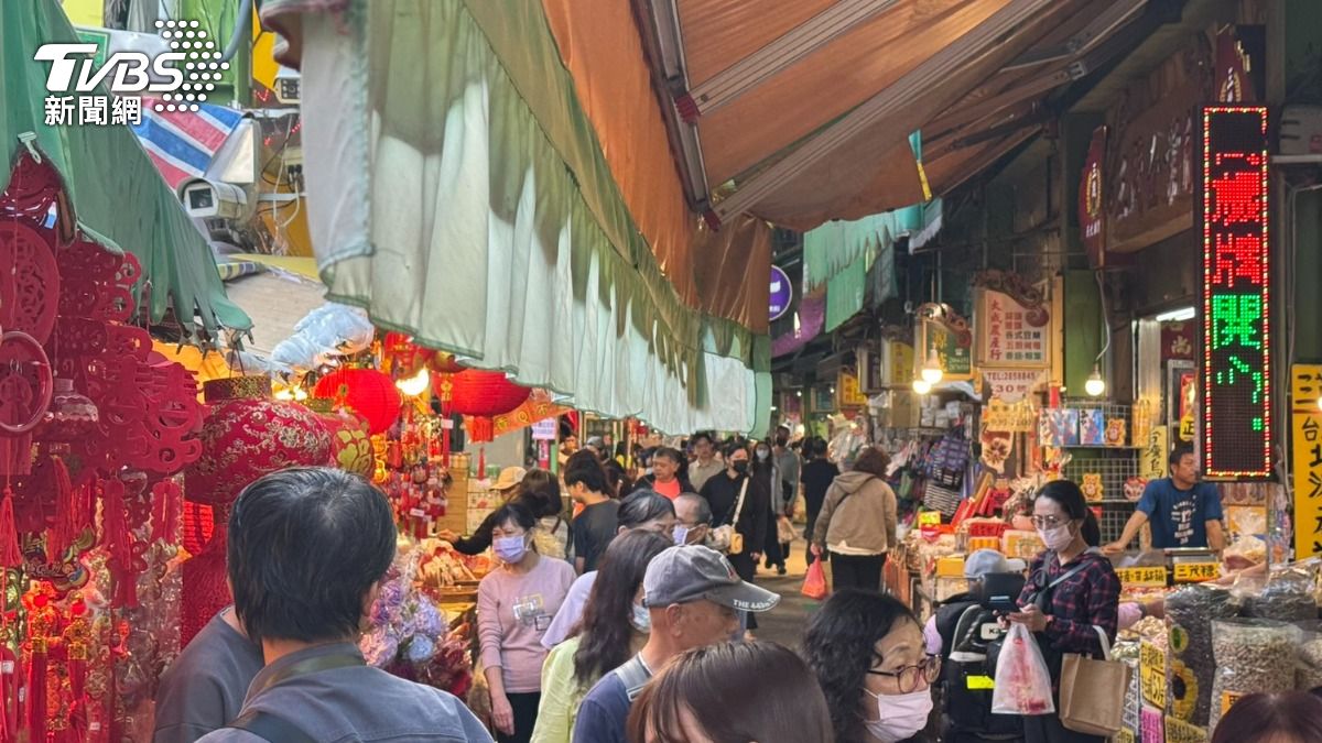 高雄三鳳中街湧入買年貨人潮。(圖/林雅婷攝)