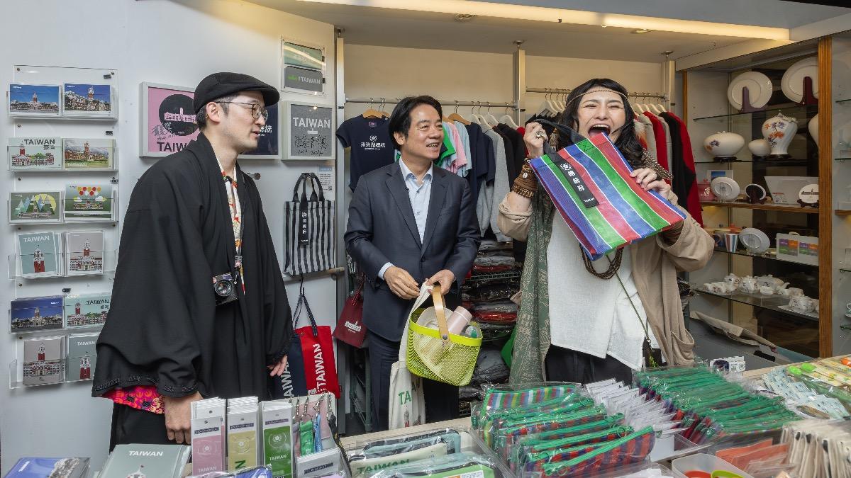 賴清德親自挑選總統府紀念品致贈。（圖／總統府提供）