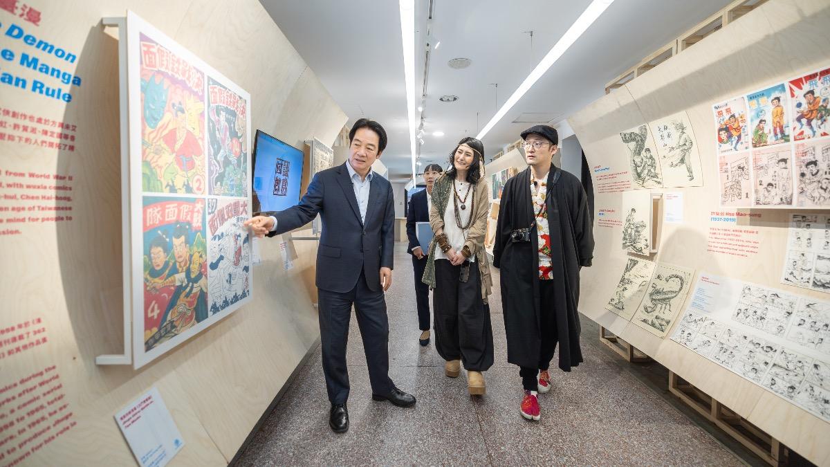 賴清德帶兩人參觀總統府展覽。（圖／總統府提供）