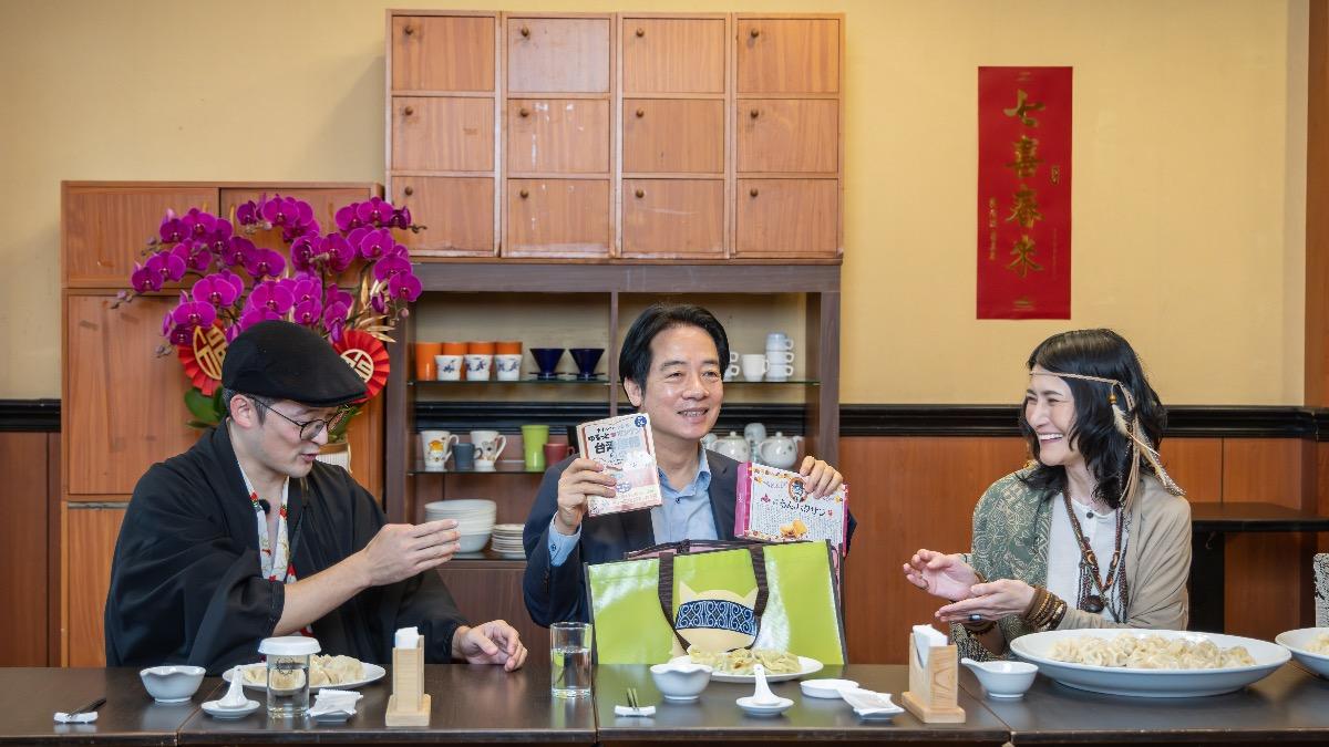賴清德收穫來自日本的伴手禮。（圖／總統府提供）