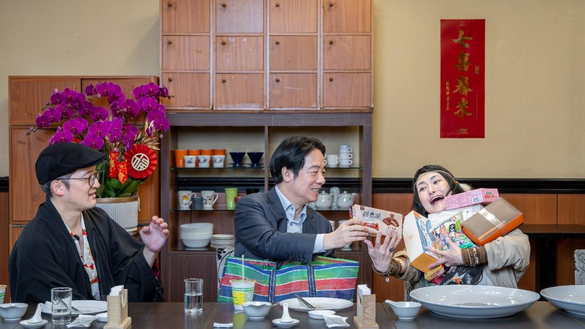 賴清德回送一大堆台灣特零食。（圖／總統府提供）
