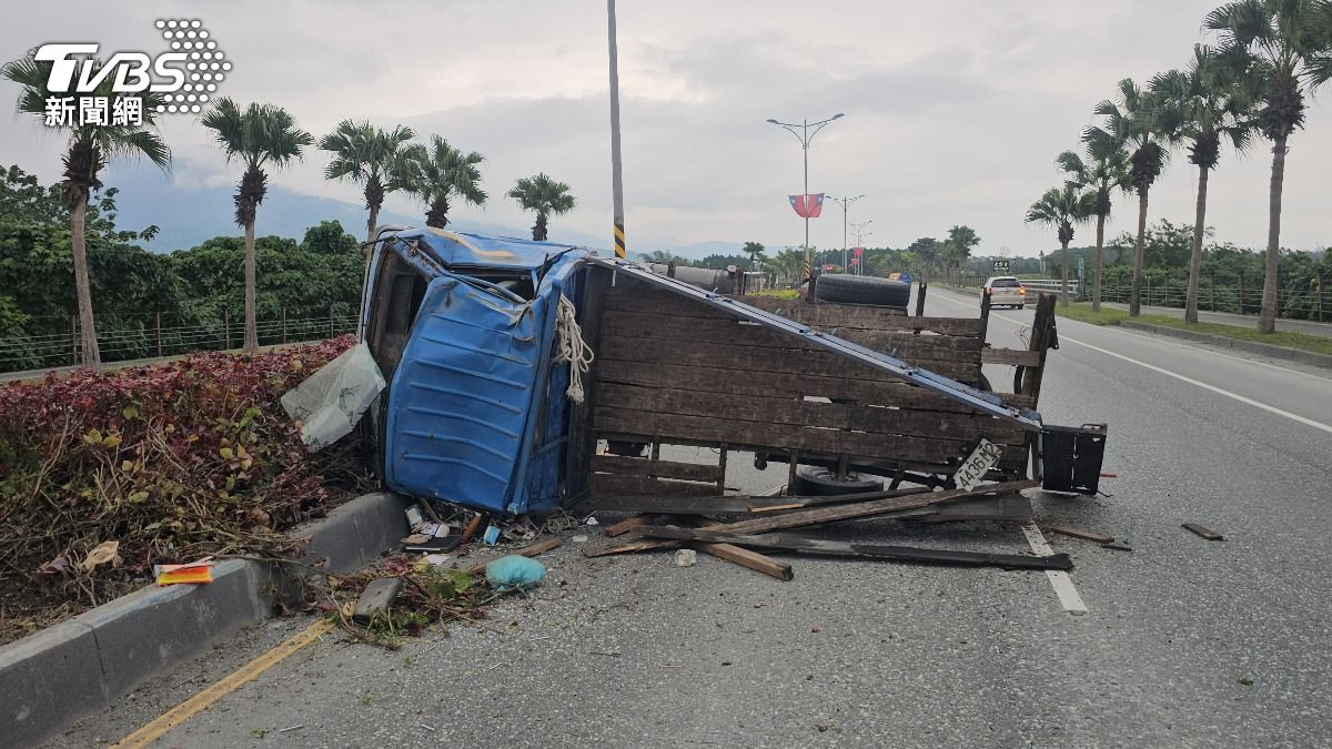 貨車後輪突鎖死!花蓮男「撞爛分隔島」車頭全毀一片狼藉
