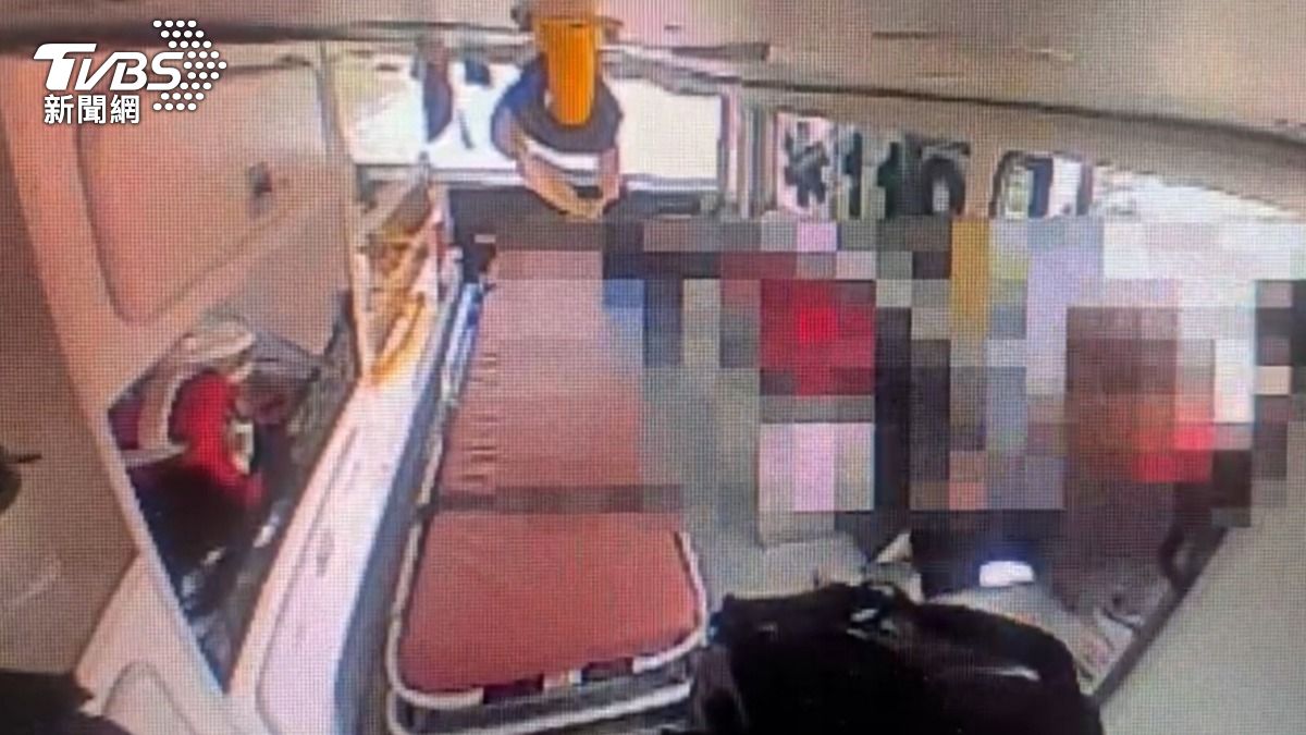 駕駛自行從車內爬出，手腳多處擦挫傷但意識清楚。（圖／TVBS）