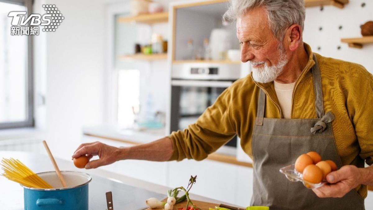 60+以上長者,建議先吃肉再吃菜。(示意圖/shutterstock達志影像)