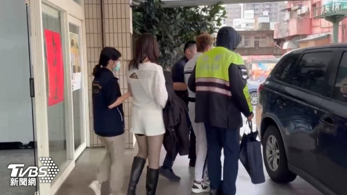 無照載妹還毒駕!台2線男拒檢遭警拖出 黑絲正妹也慘了