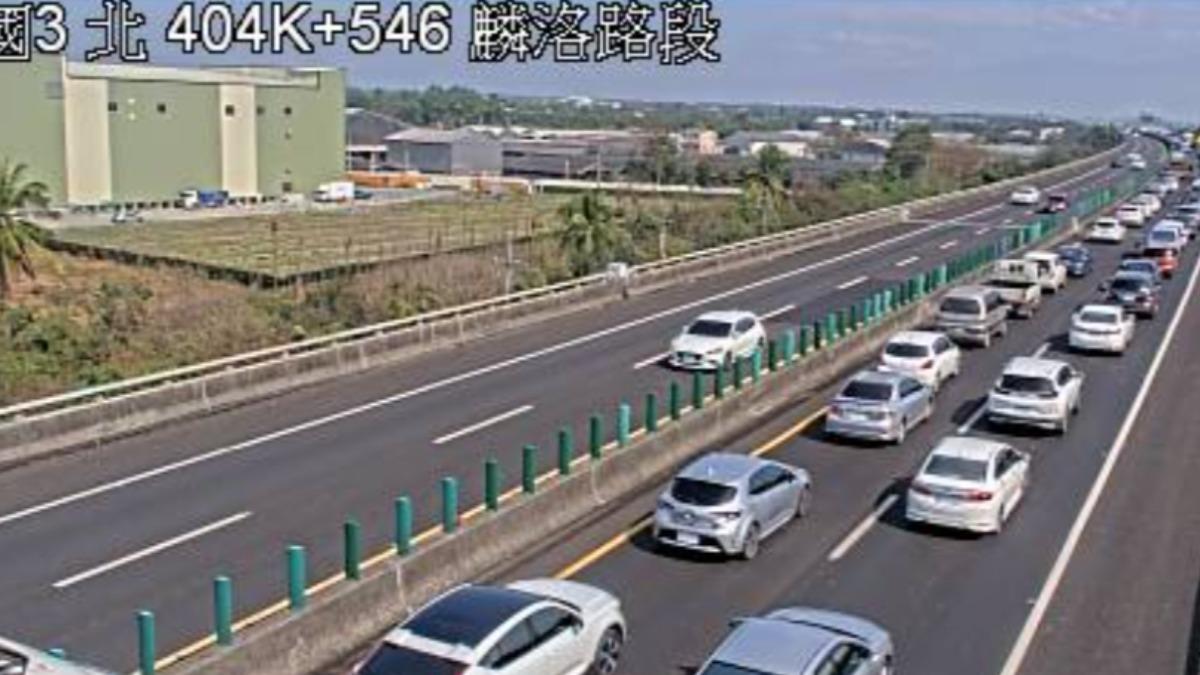 現場回堵至少4公里,宛如大型停車場。(圖/翻攝國道即時影像)