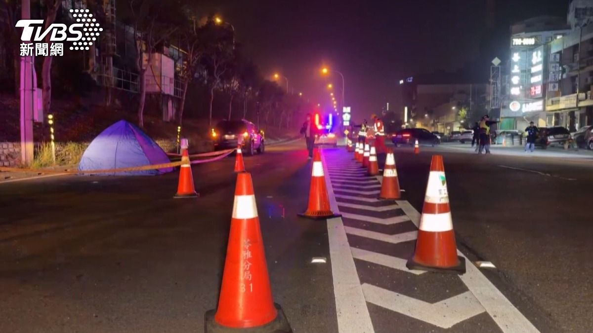 6號深夜11點多,中正路交流道北上匝道口,男子倒臥地上,遭三車輾斃。(圖/TVBS)