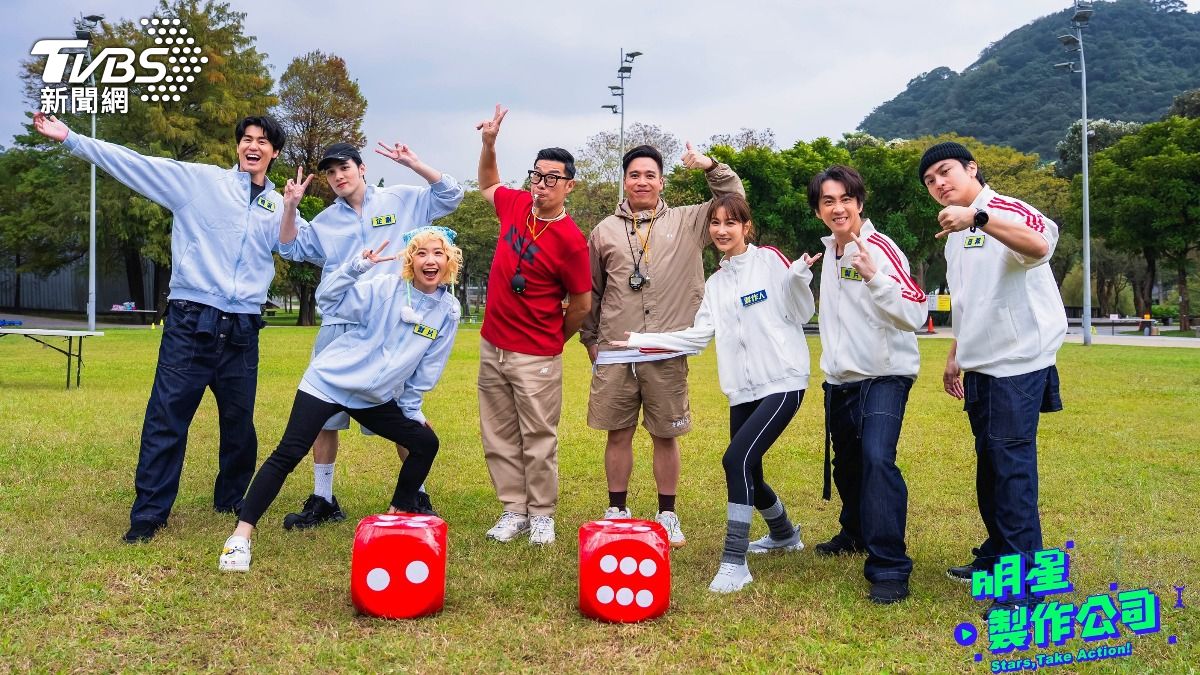 風田(左起)、黃偉晉、Lulu黃路梓茵、馬力歐、無尊、曾莞婷、陳漢典、楊銘威,組隊玩遊戲。(圖/TVBS)