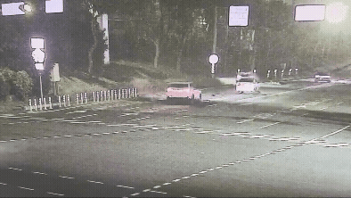 男突倒臥匝道口遭3車連環輾。(圖/TVBS)