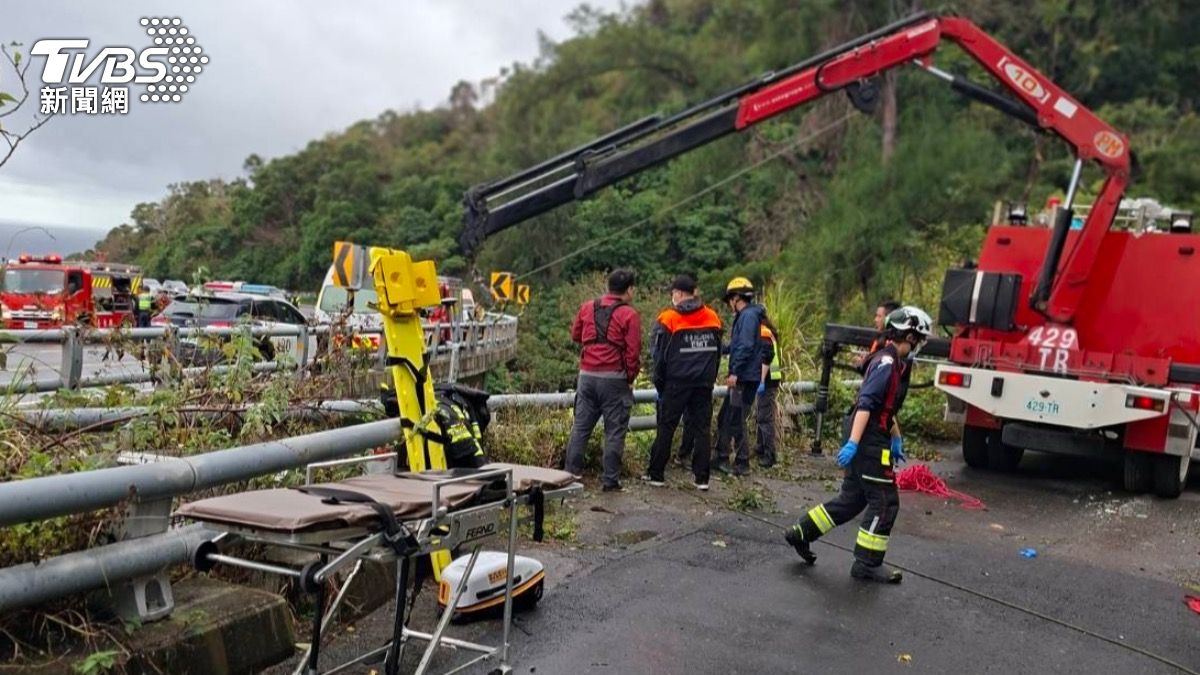 台東發生車輛墜橋意外,救難人員到場發現,傷者疑似受困在15米深橋下的變形車體中。(圖/TVBS)