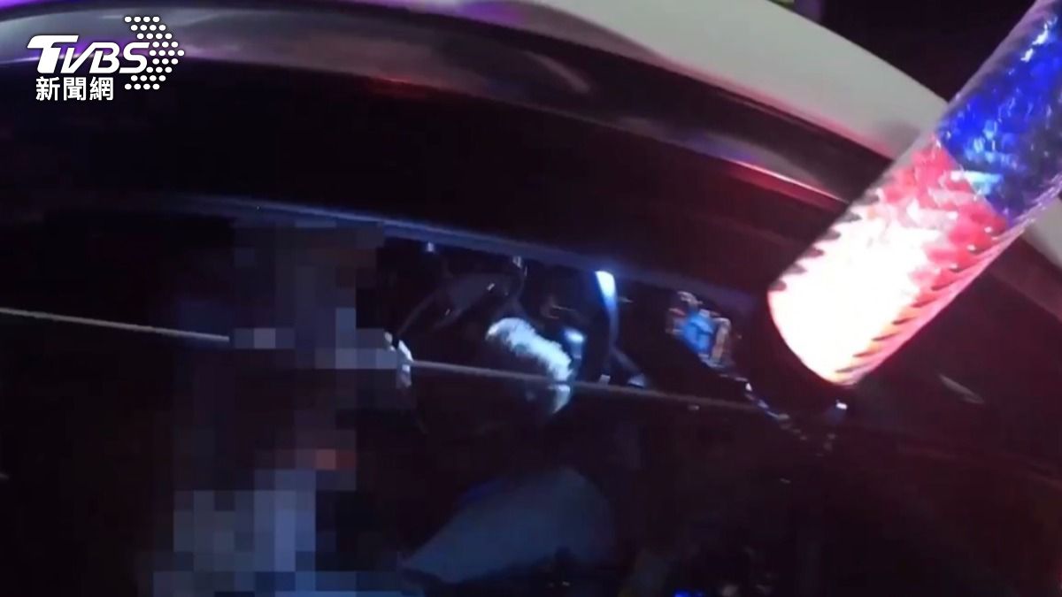 眼尖的警方透過車窗縫隙,瞄到車內疑似有毒品。(圖/TVBS)