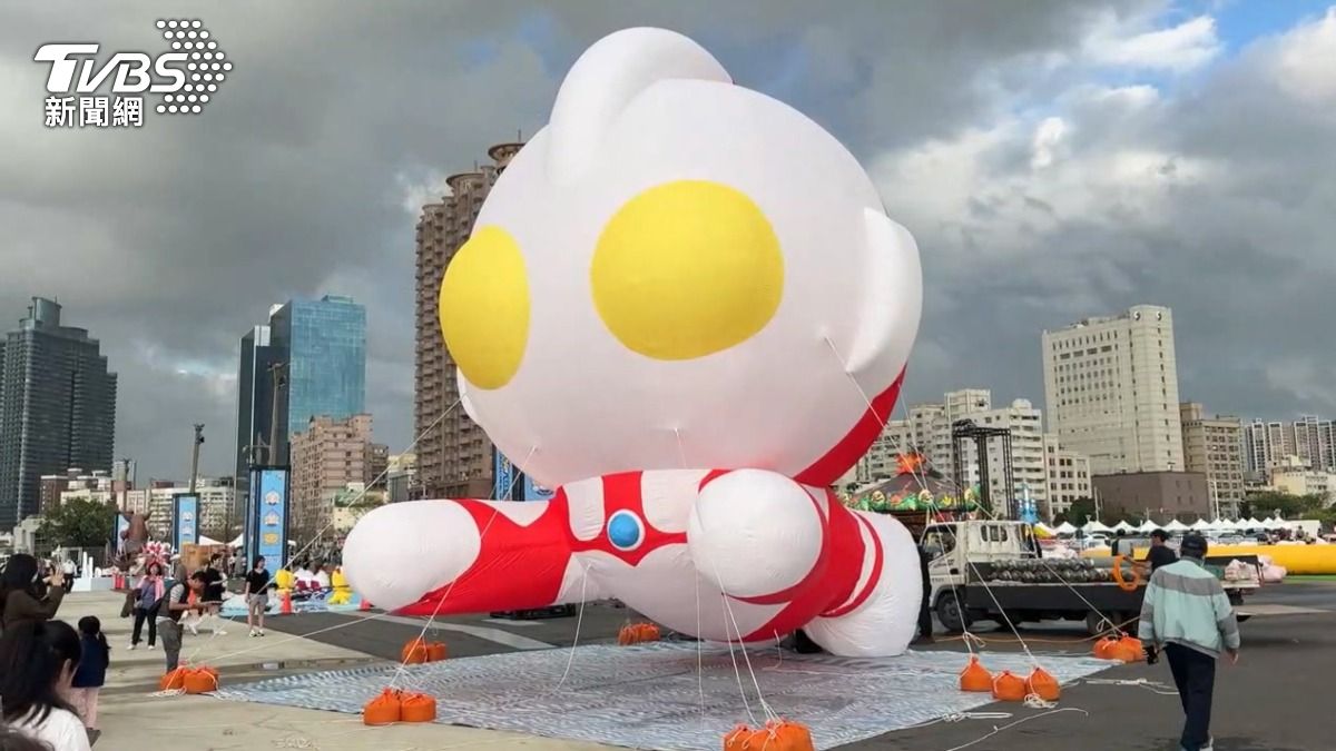 超人力霸王來了！「洗襪子」旋風席捲高雄，民眾狂拍瘋了。（圖／TVBS）