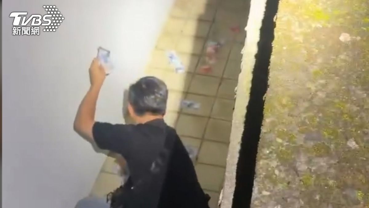 警方攻堅地下賭場,賭客翻牆逃跑,鈔票掉滿地。 (圖/TVBS)
