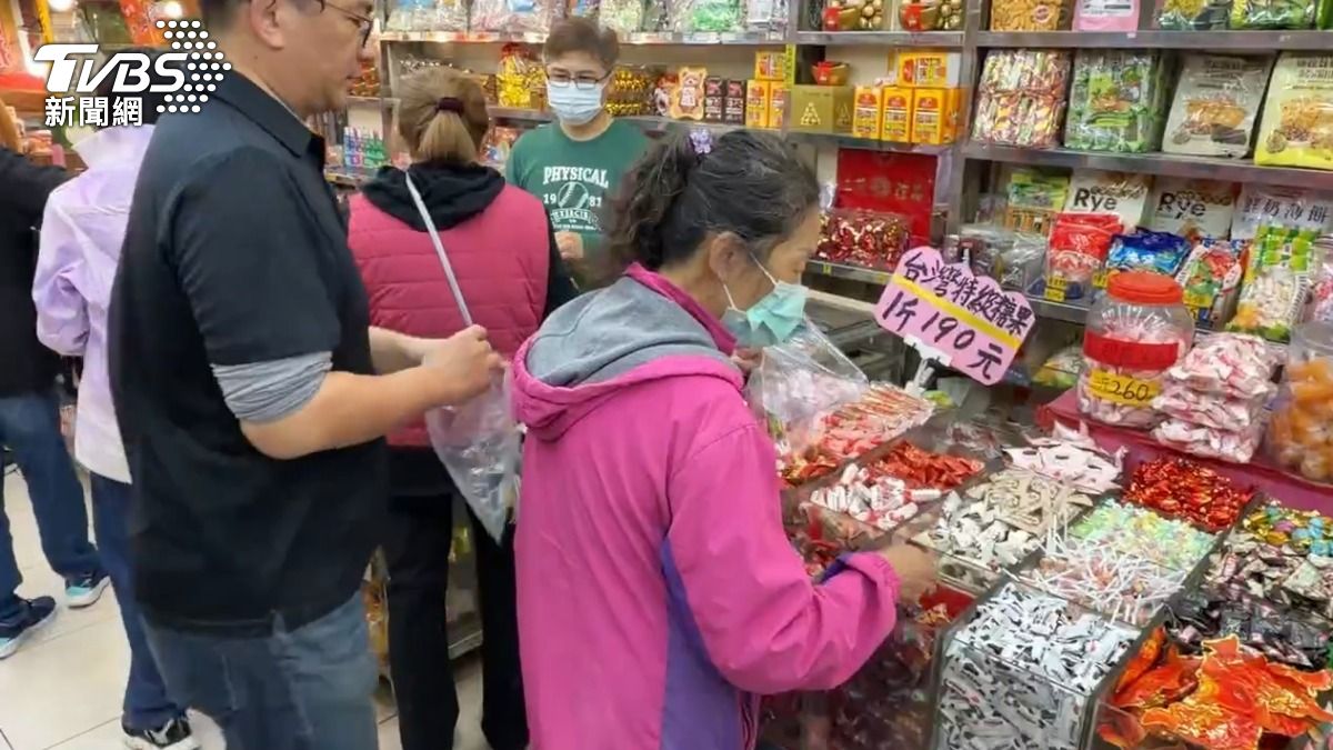 有現場民眾認為，明碼標價的東西，能接受就來，不能接受當然就不勉強。（圖／TVBS）