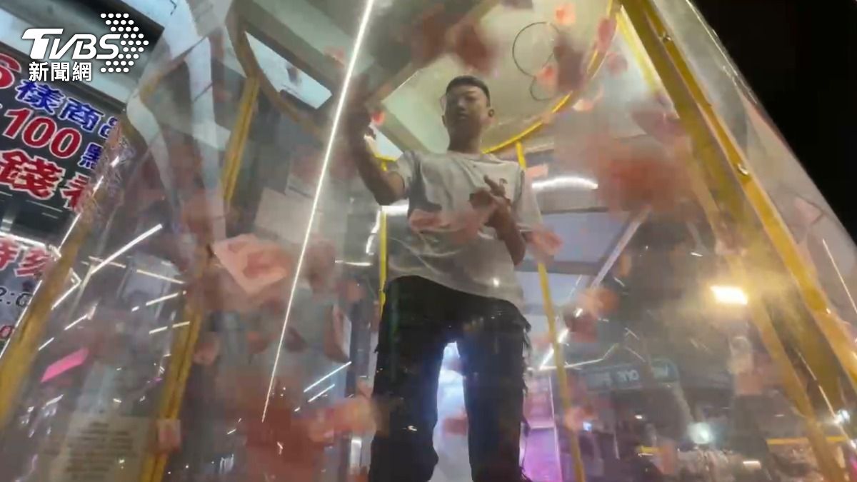 民眾在體驗後表示,被錢打到的感覺很特別。(圖/TVBS)