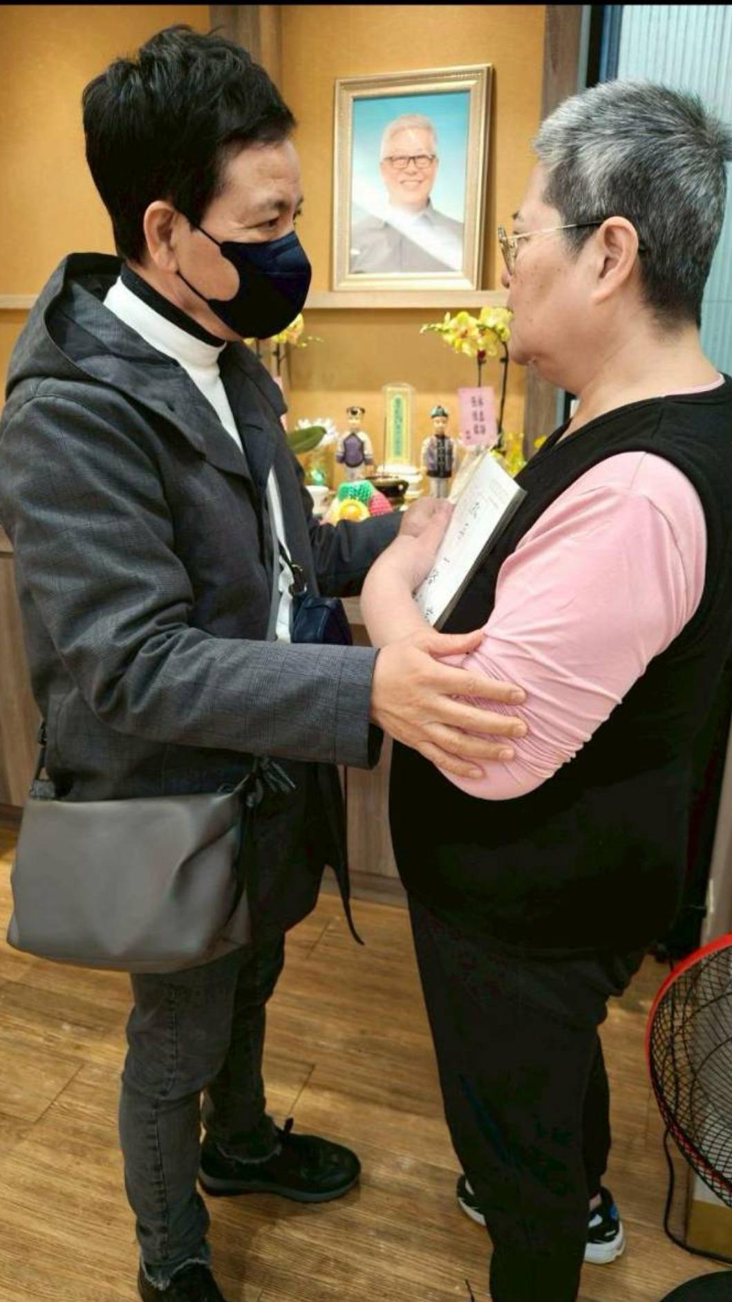 陳凱倫(左)安慰劉淞山老婆。(圖/翻攝自陳凱倫臉書)