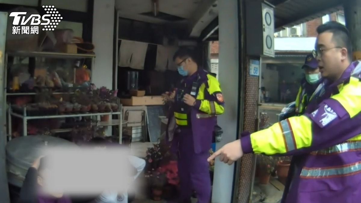 桃園9惡煞「當街強押」1家3口，警1小時火速救援。（圖／TVBS）