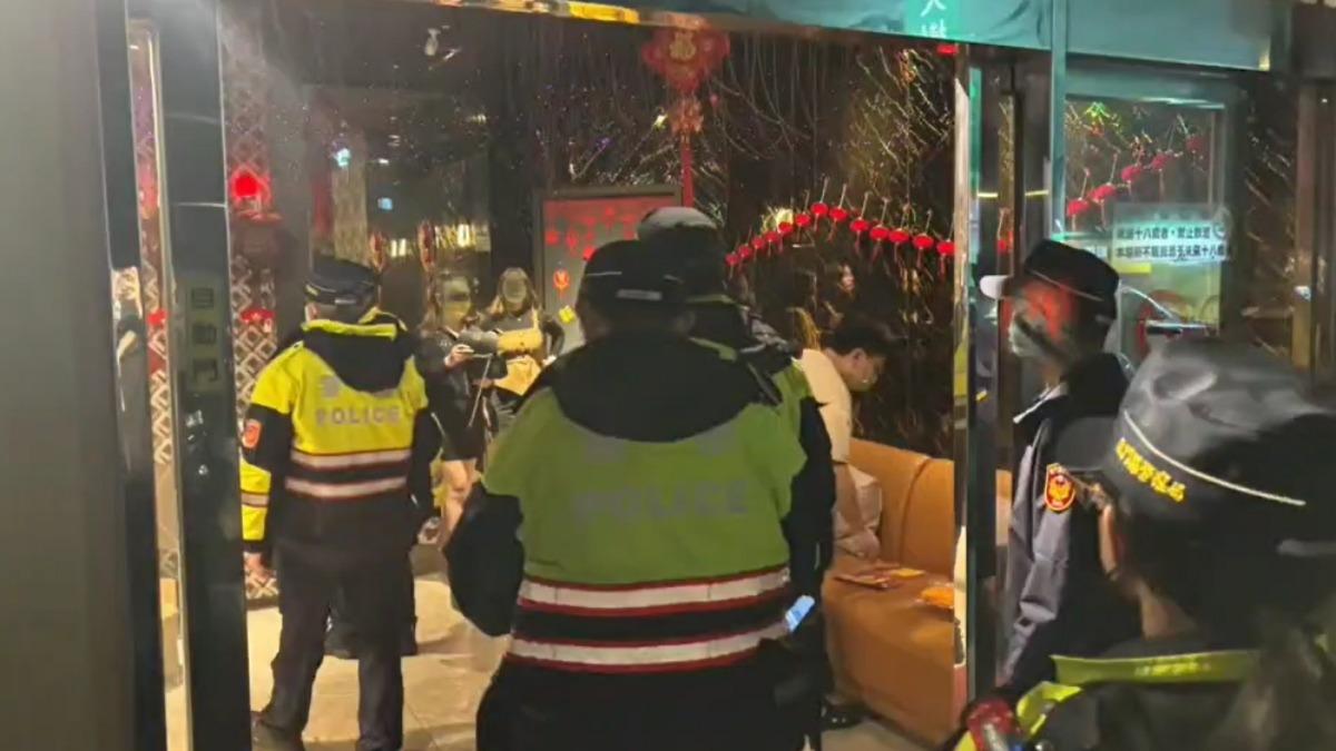 昨天動員近30名警力查24處治安顧慮場所。（圖／警方提供）