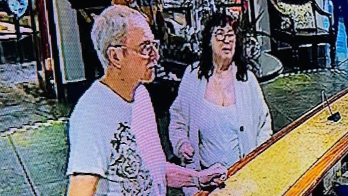 71歲的洛娜(右)在旅館櫃檯報到被拍到最後身影。(圖/翻攝 Daily Mail)